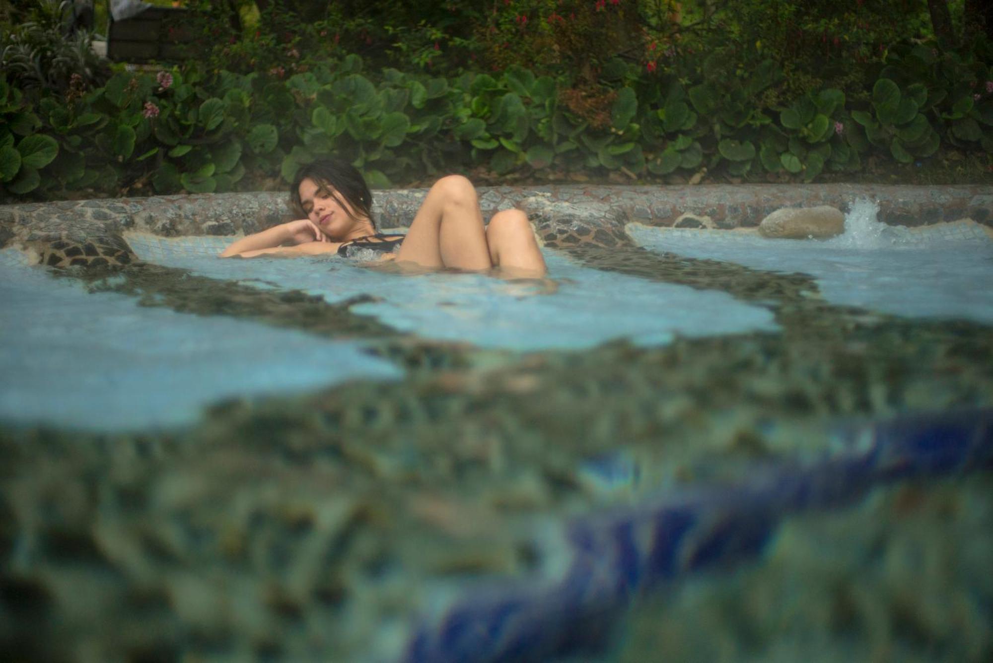 Termas De Papallacta Ngoại thất bức ảnh A woman bathing in the hot springs